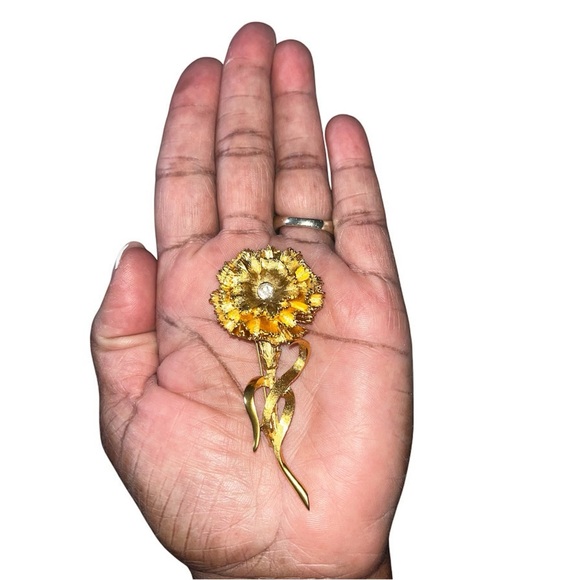 Elegant Gold Flower Brooch - Picture 2 of 2